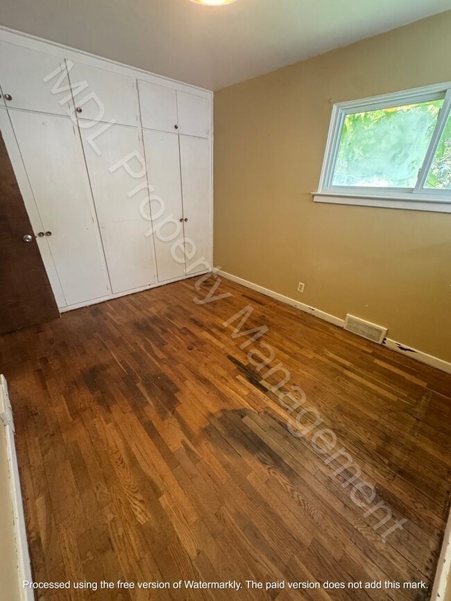 Building Photo - 4 Bedroom Home w/ Attached Garage and a Su...
