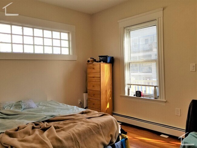Building Photo - Nice 5 bed in Allston