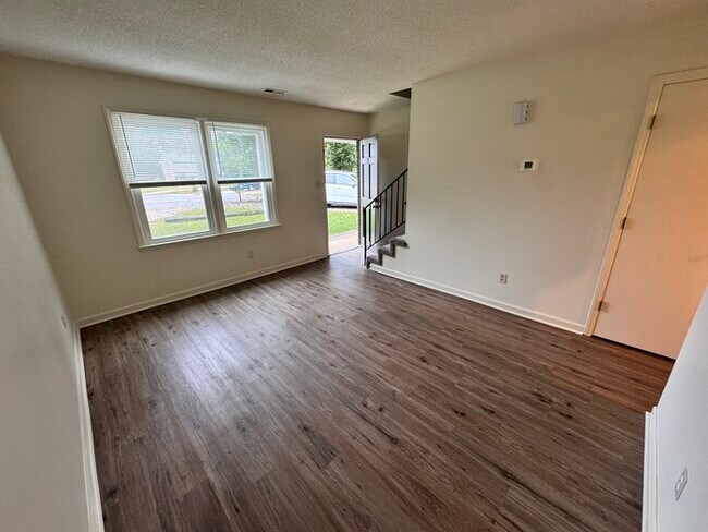 Foto del edificio - Adorable 2 bed 1 bath townhome! Short Dist...