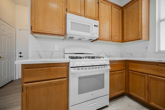 Building Photo - Honey, I’m Home! This Lovely 3 Bedroom, Two-Story Home Is Located In Summerlin.