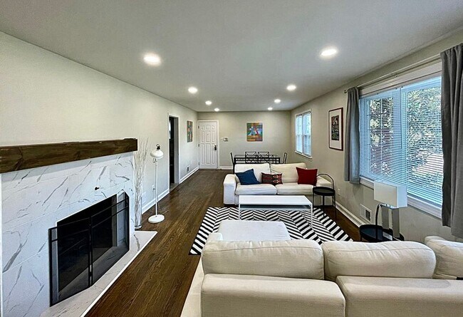 Foto del edificio - 5901 Middleton Ln