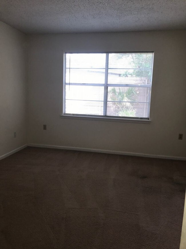 Building Photo - 613 Colonial Dr