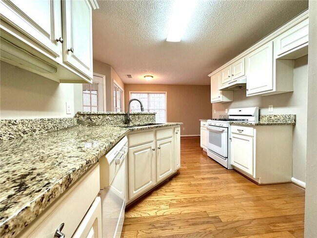 Foto del edificio - 7080 Shady Oak Ln