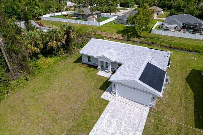 Building Photo - ONE MONTH FREE RENT!  3 bed / 2 bath with ...