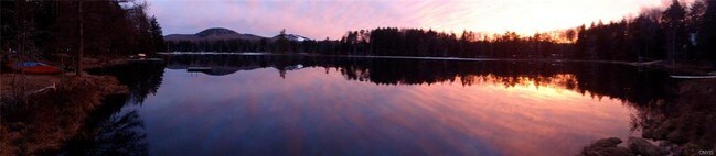 Foto del edificio - 566 S Shore Rd