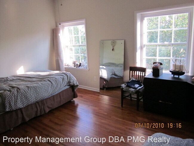 Building Photo - 2 br, 1.5 bath House - 1028 Pine Street - #3