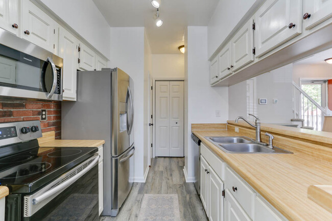 Foto del edificio - 300 Primrose Ln