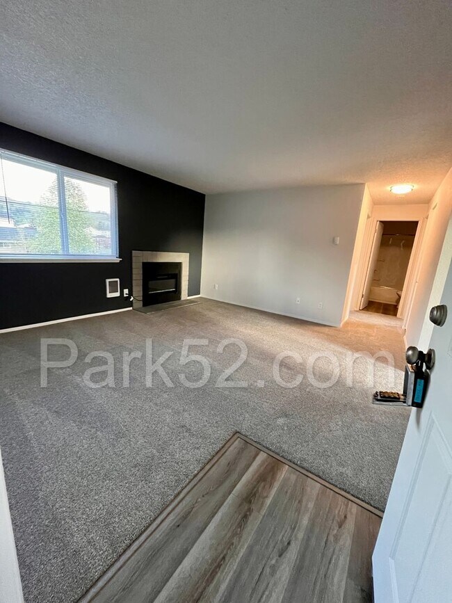 Foto del edificio - Remodeled 2 Bedroom 1 Bathroom Upper Level Apartment