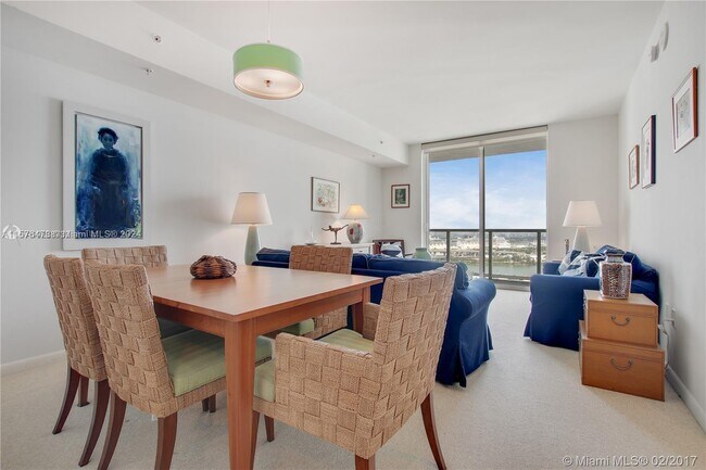 Sala de estar - 253 NE 2nd St