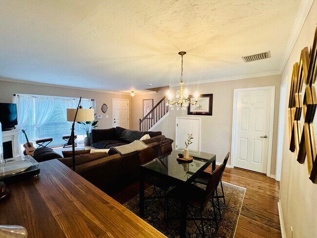 Building Photo - 306 S Bungalow Park Ave