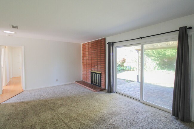 Foto del edificio - Unique Large Floor Plan for this 5 Bedroom...