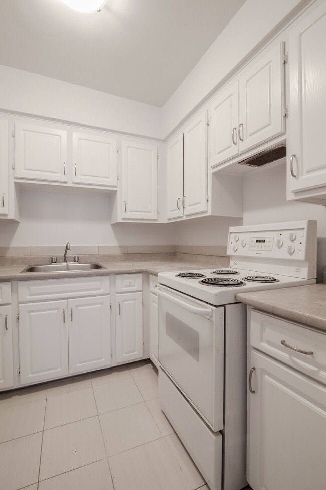 Building Photo - 2400 Av. Van Horne