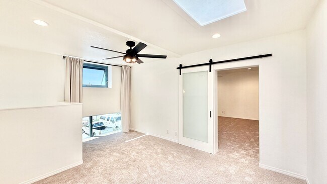 Foto del edificio - Beautiful Remodeled Upstairs Unit in Heart of Fallbrook with Laundry in Unit and Private Off-Stre...