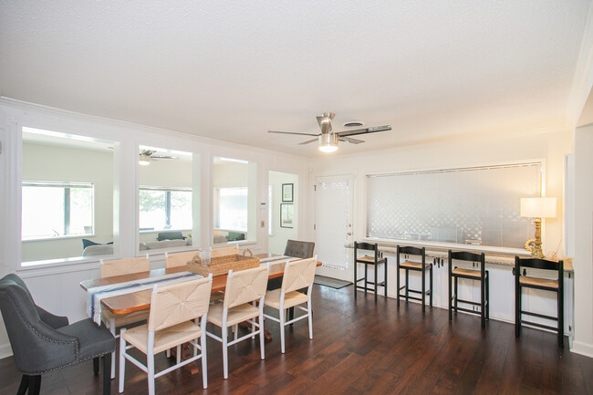 Building Photo - 335 River Dr