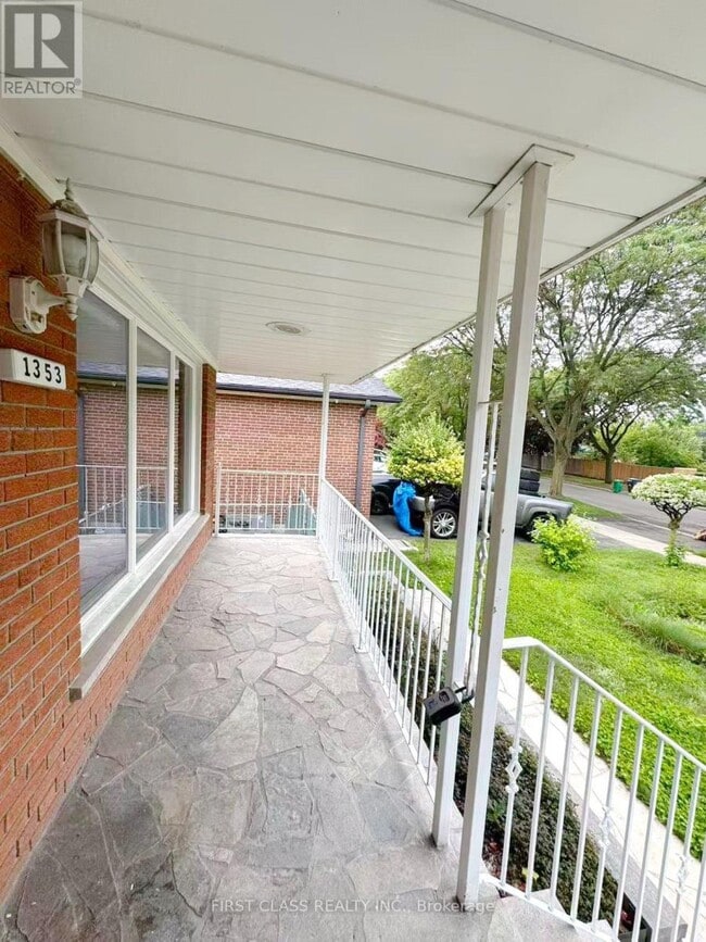 Building Photo - 1353 Myron Dr