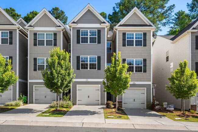Foto del edificio - Gorgeous Three Level Townhouse At Trevino Townes