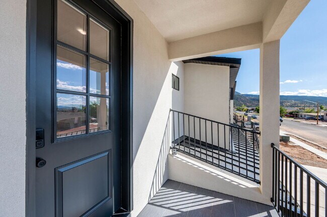 Foto del edificio - "Spacious & Stylish 3-Bedroom 2 bath Furnished Haven in Cedar City – Your Perfect Home Awaits!"