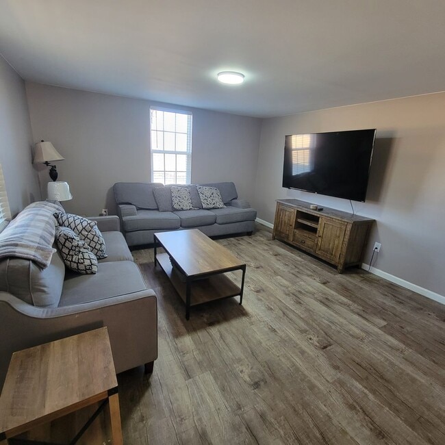 Building Photo - 4 Bed, 2 Bath Home for Lease-Furnished-Sparta,TN