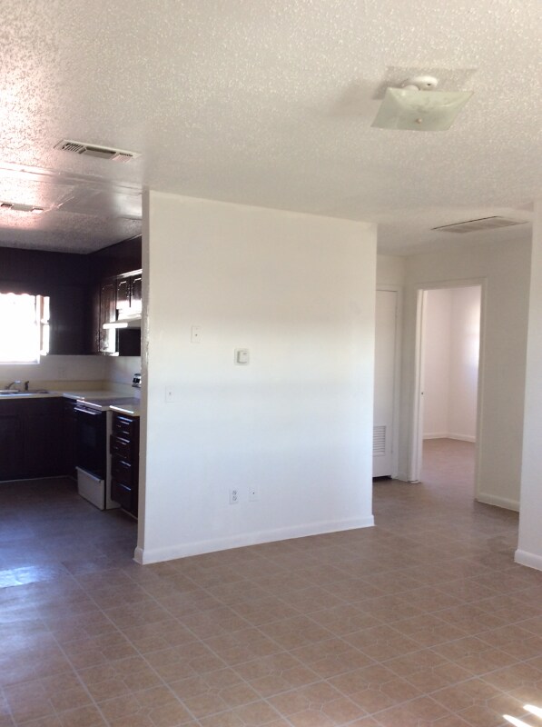 Building Photo - 1313 S Maddox Ave