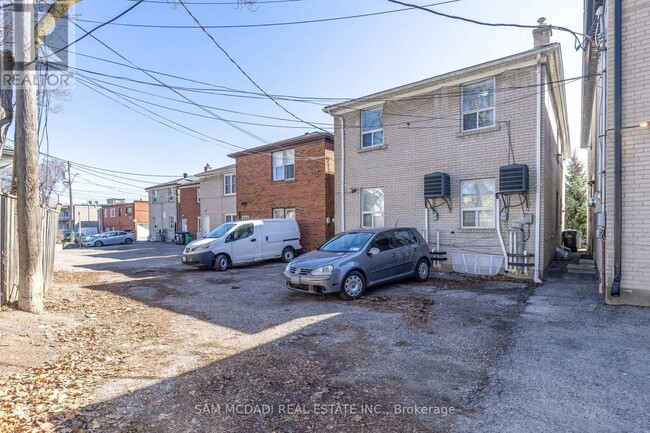Photo du bâtiment - 376 Lakeshore Rd W