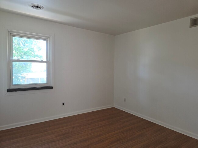 Photo - 110 E 40th St Apartment