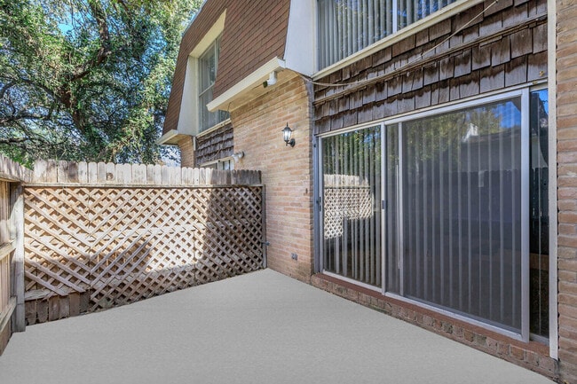 Foto del edificio - New England Village