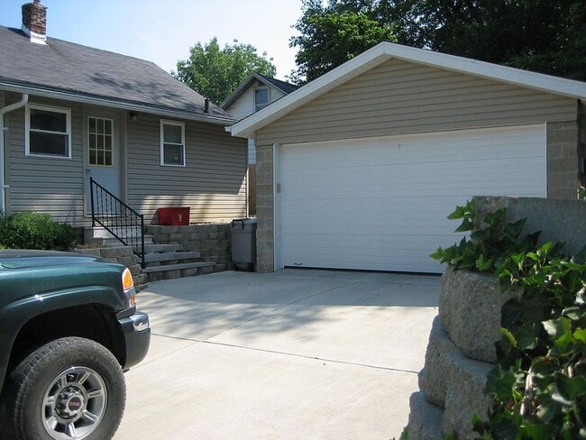 Building Photo - Right by the stadium!! Move in August 2027!! 2 Bed, 1 BA