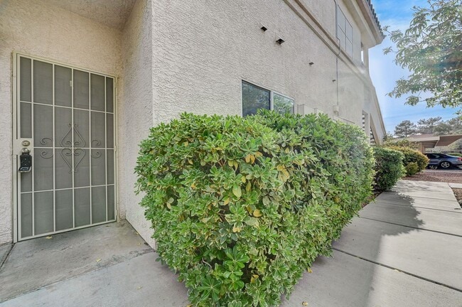 Building Photo - Spacious 2 Bedroom Condo in Gated Community!
