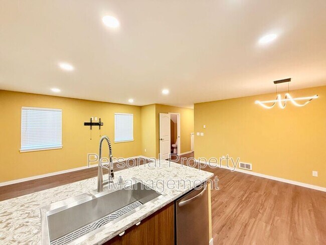 Foto del edificio - 5711 NE 74th Ct