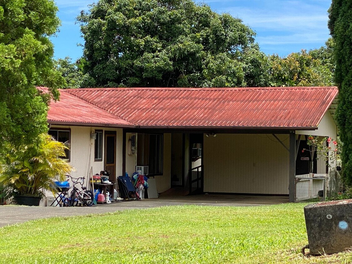 Building Photo - For Rent: 3bd/1 ba Main unit in Duplex wit...