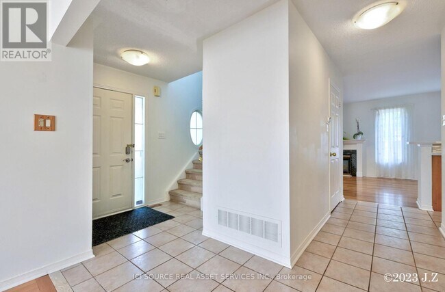 Building Photo - 2 Waterton Crescent