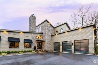 Building Photo - 5 Parish Dr