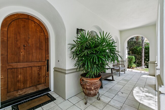 Foto del edificio - Bonita Canyon Luxury Estate With Pool