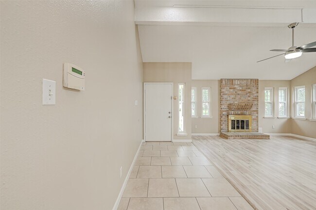 Foto del edificio - 2302 Brook View Ln
