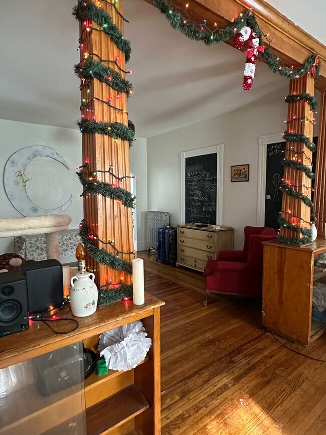 Foto del edificio - ALLSTON 4 BED/2 BATH FOR 9/1!  UPDATED KITCHEN AND BIG ROOMS!