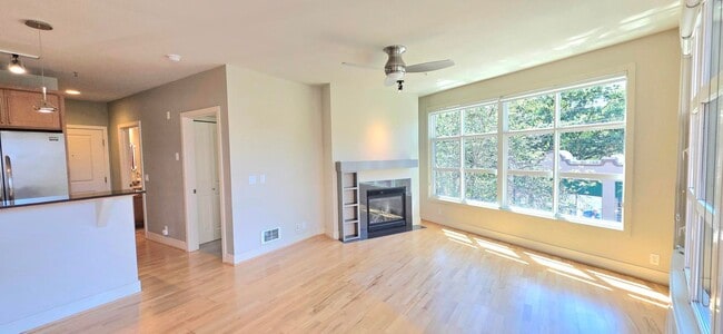 Building Photo - Bright 2BR/2BA Condo Steps from Green Lake $3395