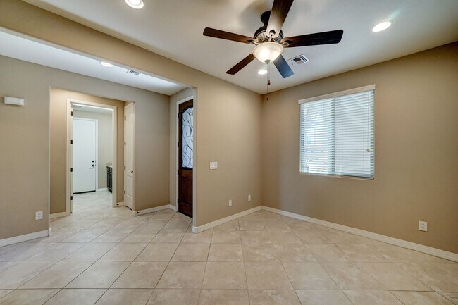 Foto del edificio - AVAILABLE NOW!!!