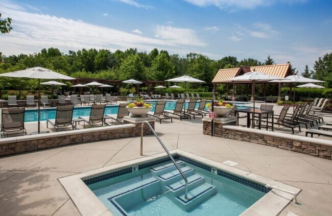 Swimming Pool - 4112 Wessex Plz