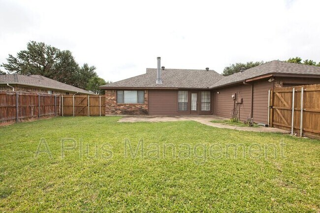 Building Photo - 1013 Simon Dr