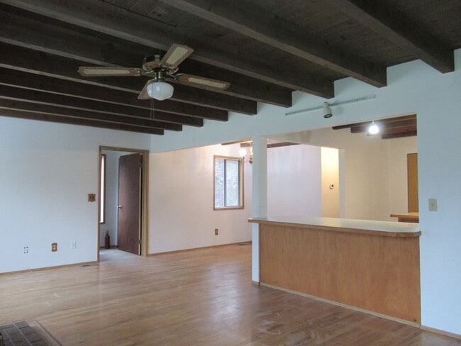 Building Photo - APPROVED APPLICATIONS-Private 2 bedroom 2 ...
