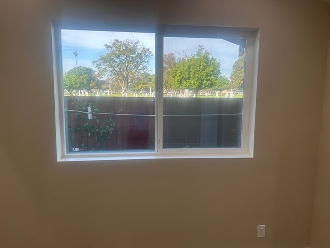 Building Photo - 208 N La Plaza