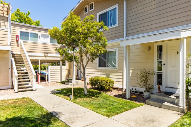 Entrada - Fairchild Apartments