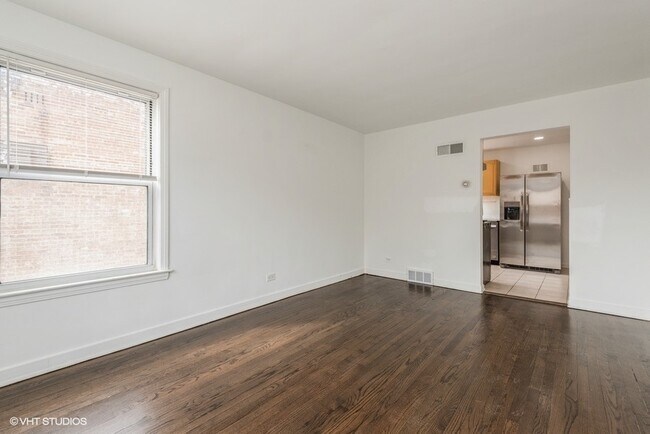 Foto del edificio - 8034 Kenton Ave