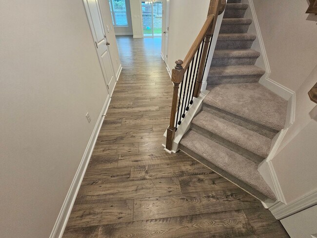 Building Photo - Beautiful Townhome in coveted Skybrook  Hu...