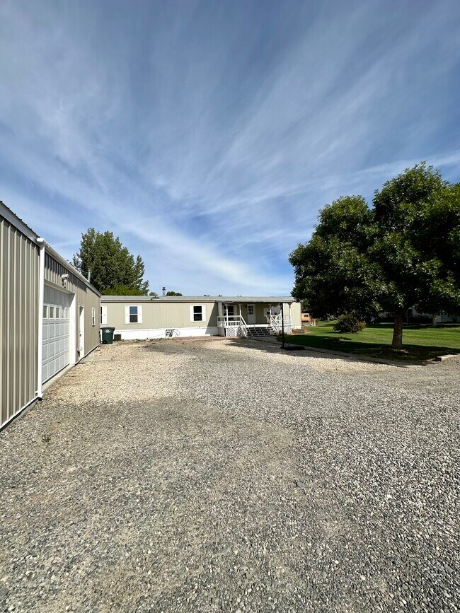 Building Photo - 913 Ln 11