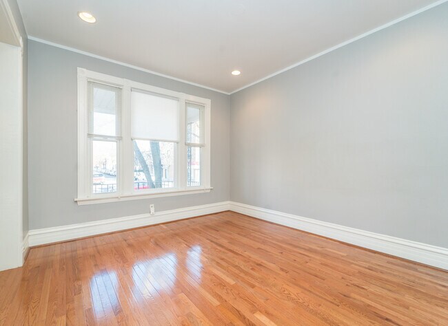 Building Photo - 2043 W Montrose Ave