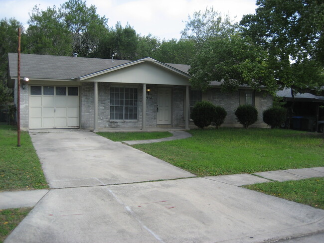 Building Photo - NICE 3 BR 2 BATH*GREAT LOCATION*NEISD*EASY...