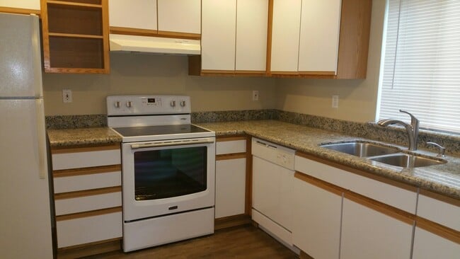 Foto del edificio - MOVE IN SPECIAL $500 OFF MOVE IN COSTS.  Emerald Court 2 bedroom 1 1/2 bath. 1 carport Puyallup T...