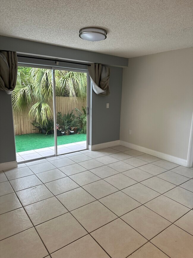 Foto del edificio - 2145 NW 19th Ter