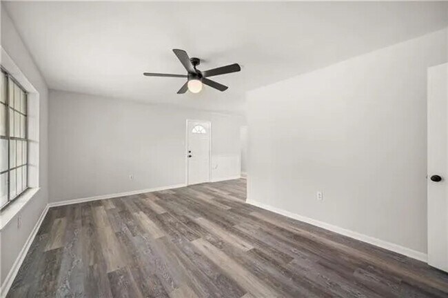 Building Photo - Single Family Residence